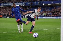 开云体育中国-兰帕德率领切尔西大胜热刺，重返前四