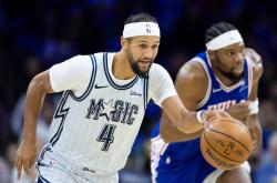 开云体育官网-76人客场战胜魔术，领跑东部