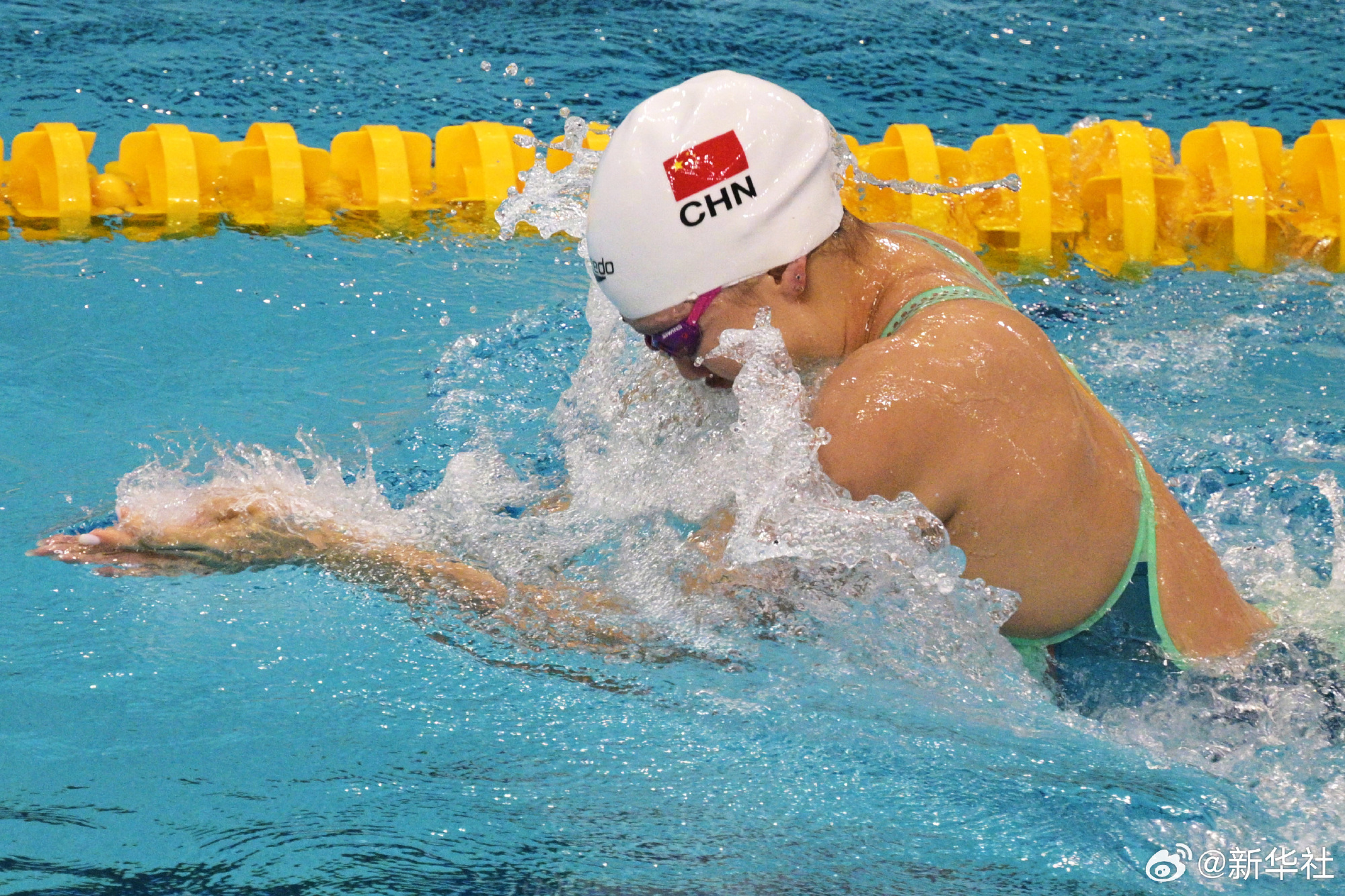 中国游泳选手在比赛中表现出色夺得金牌