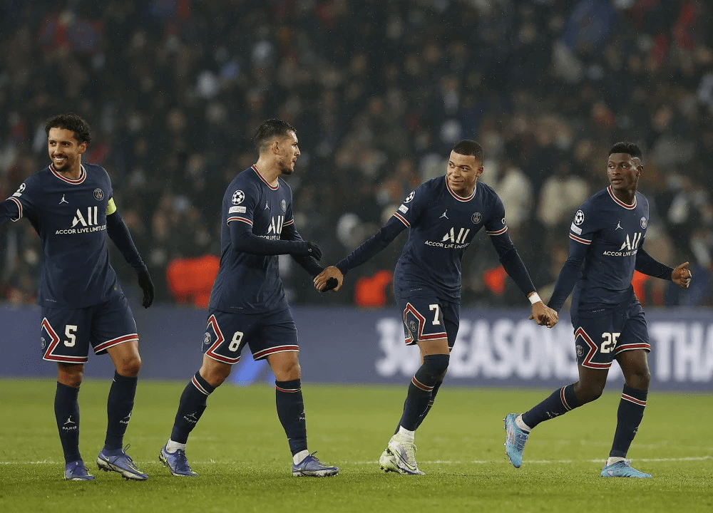 巴黎圣日耳曼客场不敌里昂，冠军宝座难守