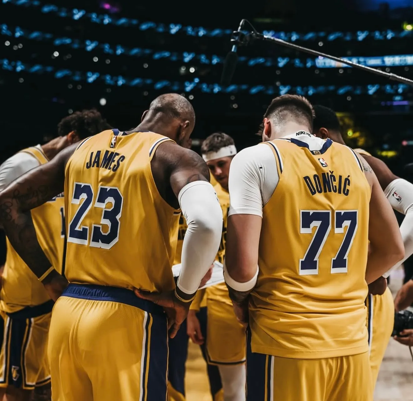 关于黄蜂惨败活塞，东部战绩下滑的信息