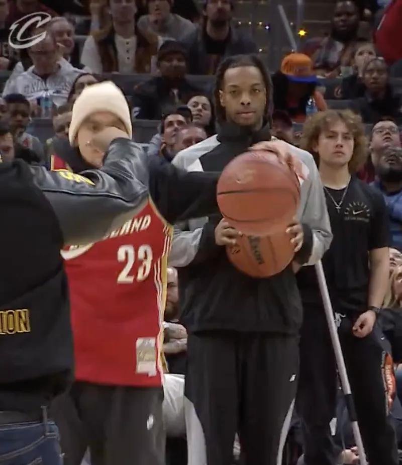 骑士遭遇三连败，猛龙获胜