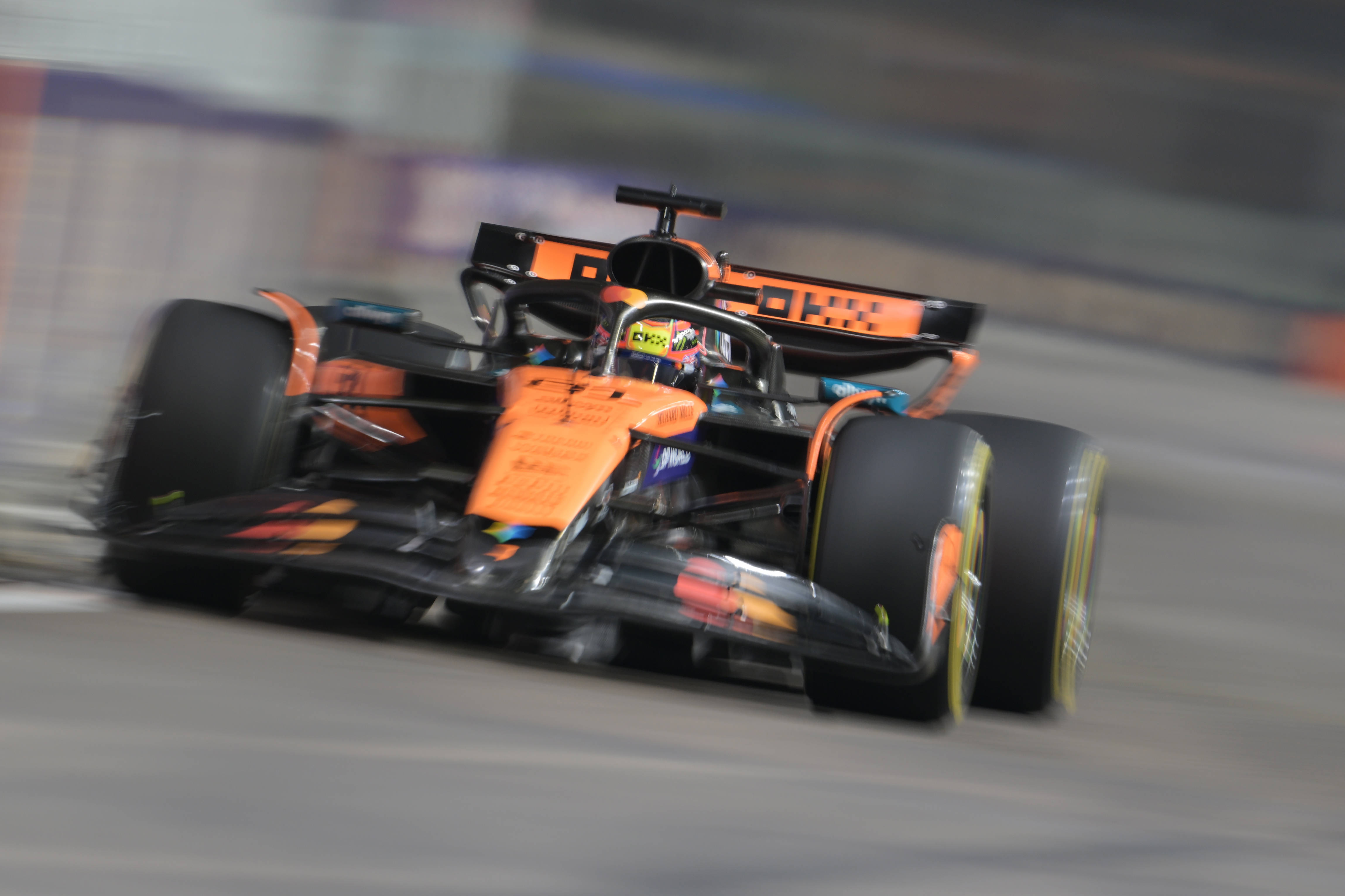 包含阿斯顿马丁力克红牛车队，诺里斯点燃赛场的词条